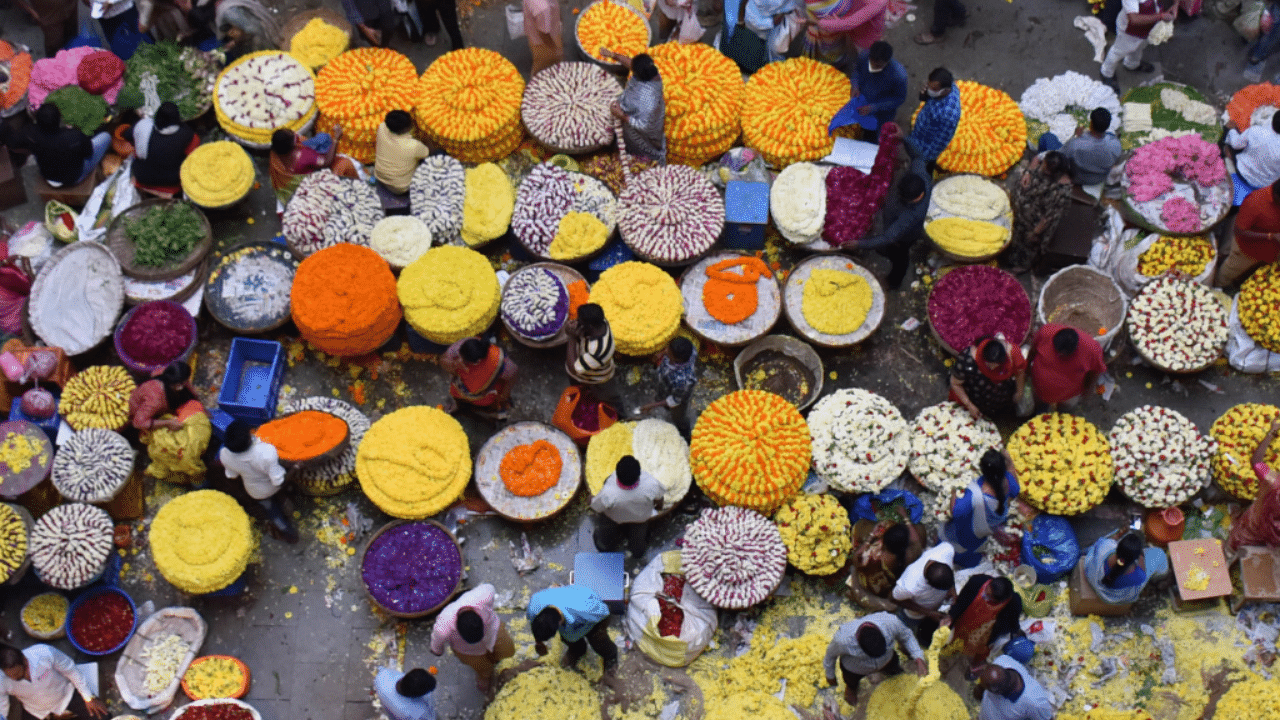 People buy flowers at the KR Market on the eve of Gowri and Ganesha Chaturthi festival in Bengaluru on Wednesday. Credit: DH Photo