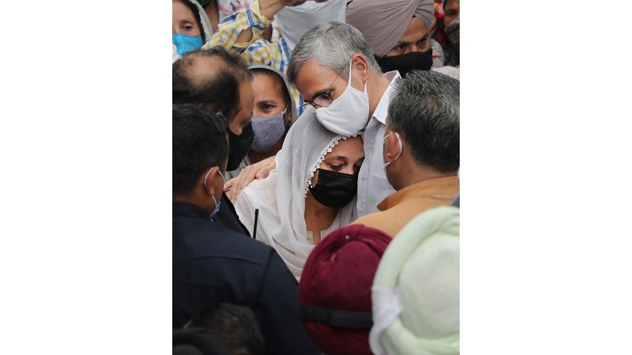 Former Chief Minister Omar Abdullah cansoles the family of party leader Tarlochan Singh Wazir during his last rites at Shastri Nagar cremation ground in Jammu, Saturday. Credit: PTI Photo