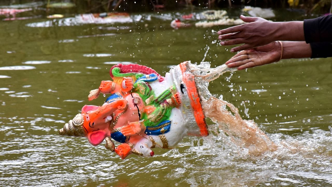 The civic body chose only 10 lakes that had facilities for immersion, with Yadiyur Lake accounting for a maximum of 20,500 idols. Credit: DH Photo/BK Janardhan