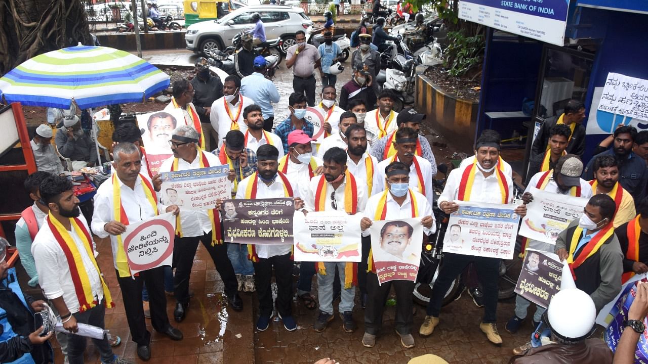 Kannada activists staging demonstration against imposition of Hindi. Credit: DH Photo