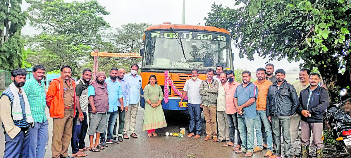 Koodumangaluru GP president Indira Ramesh among others, offer puja during the launch of KSRTC bus service between Kushalnagar-Madikeri via Harangi on Monday.