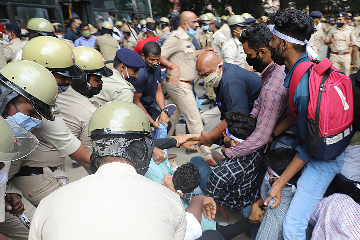 Members of Campus Front of India students protest against the implementation of National Education Policy 2020 at Mysore Bank circle in Bengaluru on Tuesday. Credit: DH Photo