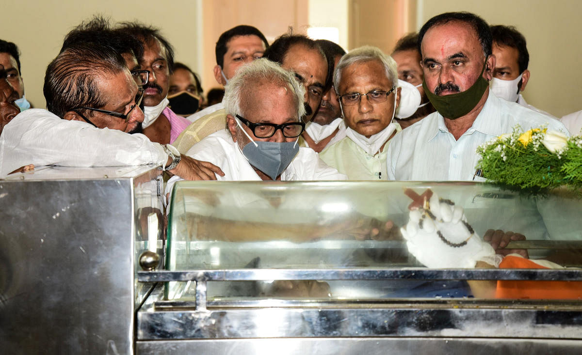 Veteran Congress leader and former Union minister Janardhan Poojary pays his final respects to the mortal remains of Oscar Fernandes at Milagres Church in Mangaluru on Wednesday.