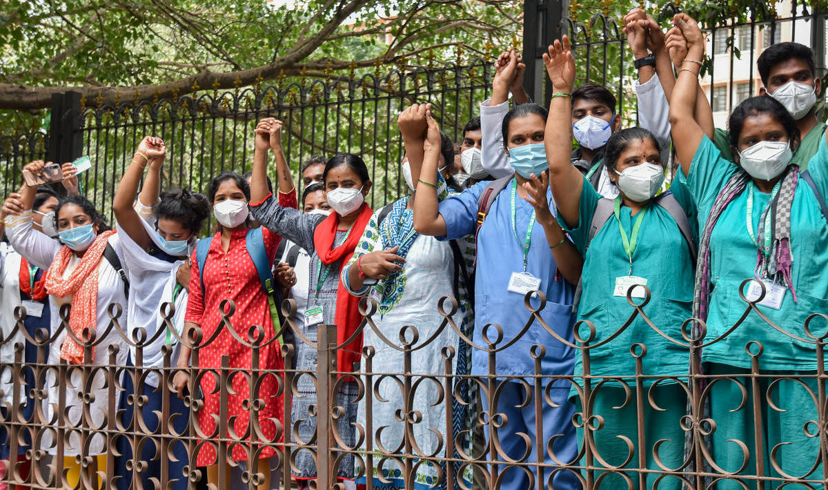 Nurses stage a protest outside the Vidhana Soudha on Wednesday. DH PHOTO/M S MANJUNATH