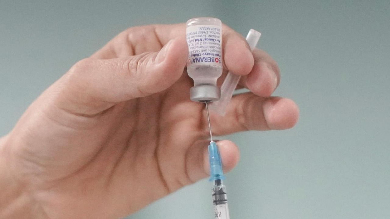 A nurse prepares a dose of the Soberana 02 vaccine. Credit: Reuters Photo