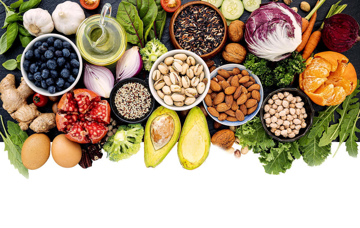 Nutritional psychiatry promotes the consumption of food rich in vitamins, minerals, antioxidants, fibre and protein. These help to reduce brain inflammation and regulate the production of serotonin and dopamine.