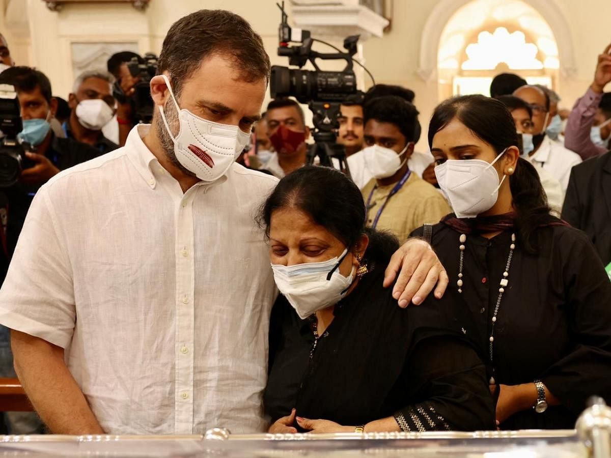 Congress leader Rahul Gandhi consoles family of the late Congress leader & former Union Minister Oscar Fernandes at St Patrick's Church in Bengaluru on Thursday. Credit: DH Photo