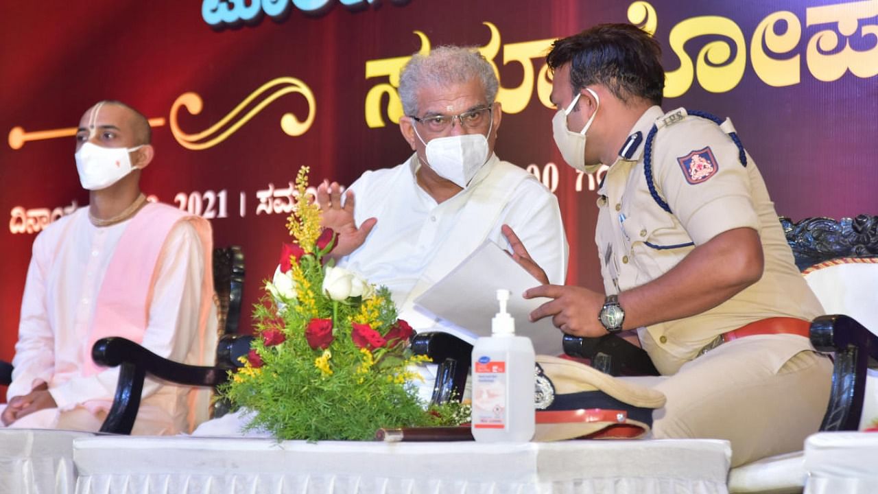 City Police Commissioner N Shashi Kumar having a word with Dharmasthala Dharmadhikari D Veerendra Heggade during valedictory of the training programme for aspirants who wish to join the police department at St Aloysius Gonzaga School Hall in Mangaluru. Credit: DH Photo