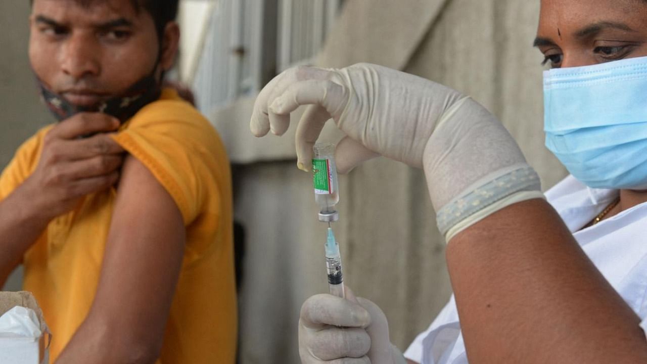 A health worker prepares to inoculate a man with a dose of Covishield vaccine against the Covid-19 coronavirus at a special vaccination drive in Hyderabad on September 17, 2021. Credit: AFP Photo