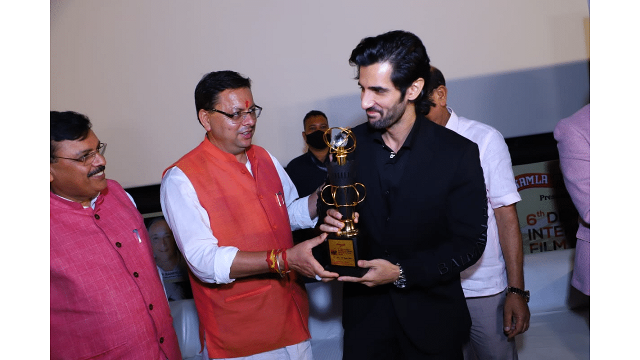 Aditya Seal receives the award. Credit: PR Handout