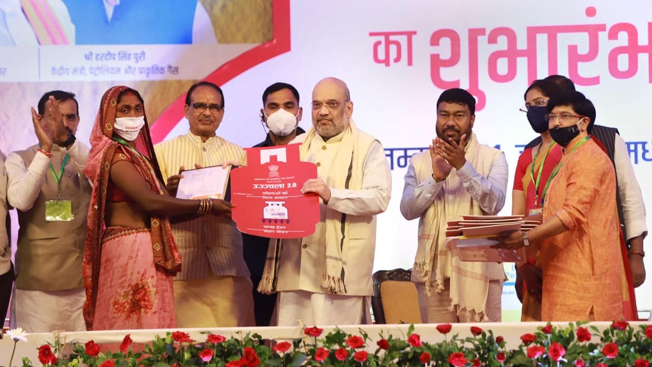 Union Home and Cooperation Minister, Amit Shah launches the Pradhan Mantri Ujjwala-2.0 Yojana, in Jabalpur, Sept. 18, 2021. Chief Minister of Madhya Pradesh, Shivraj Singh Chouhan, the Minister of State for Petroleum & Natural Gas, Labour and Employment, Rameswar Teli and other dignitaries are also seen. Credit: PTI Photo