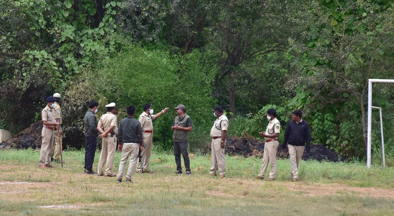 Forest officials, police personnel search for the leopard in the backyard of Raj Nagar Kendriya Vidyalaya, Hubballi. Credit: DH Photo