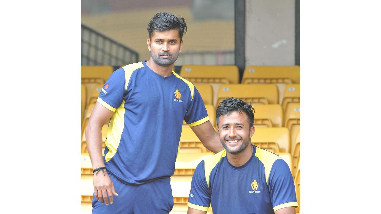 With R Vinay Kumar (left) by his side, HS Sharath picked up 86 wickets from 28 first-class matches before losing his spot to up-and-coming pacers. Credit: DH file photo