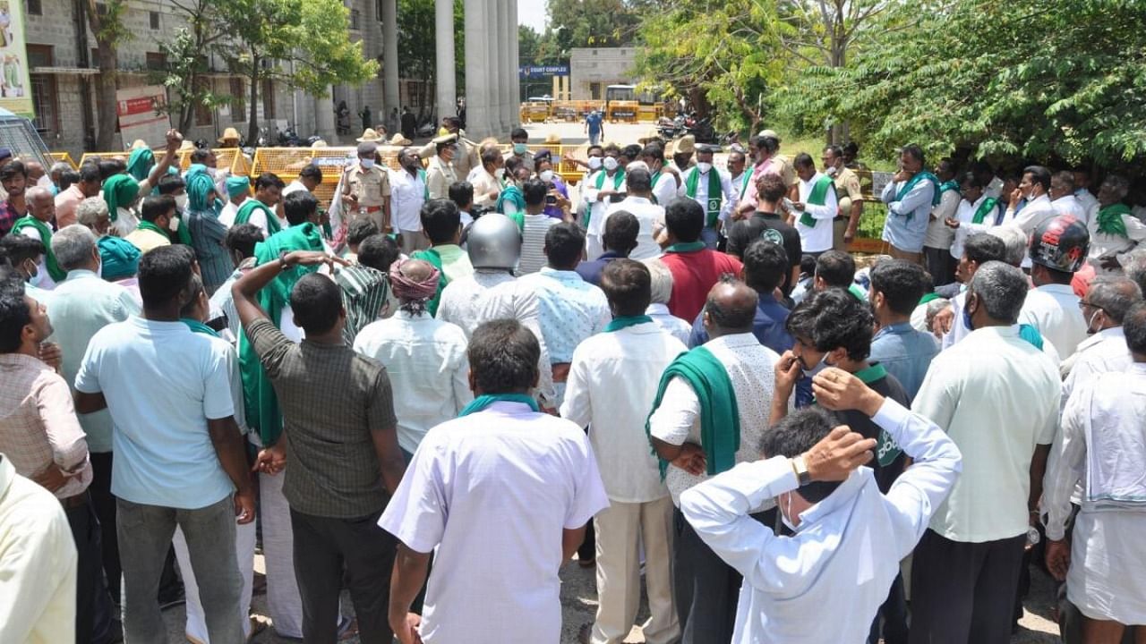 Police prevent Raitha Sangha leaders from entering the DC's office in Mandya on Monday. Credit: DH Photo