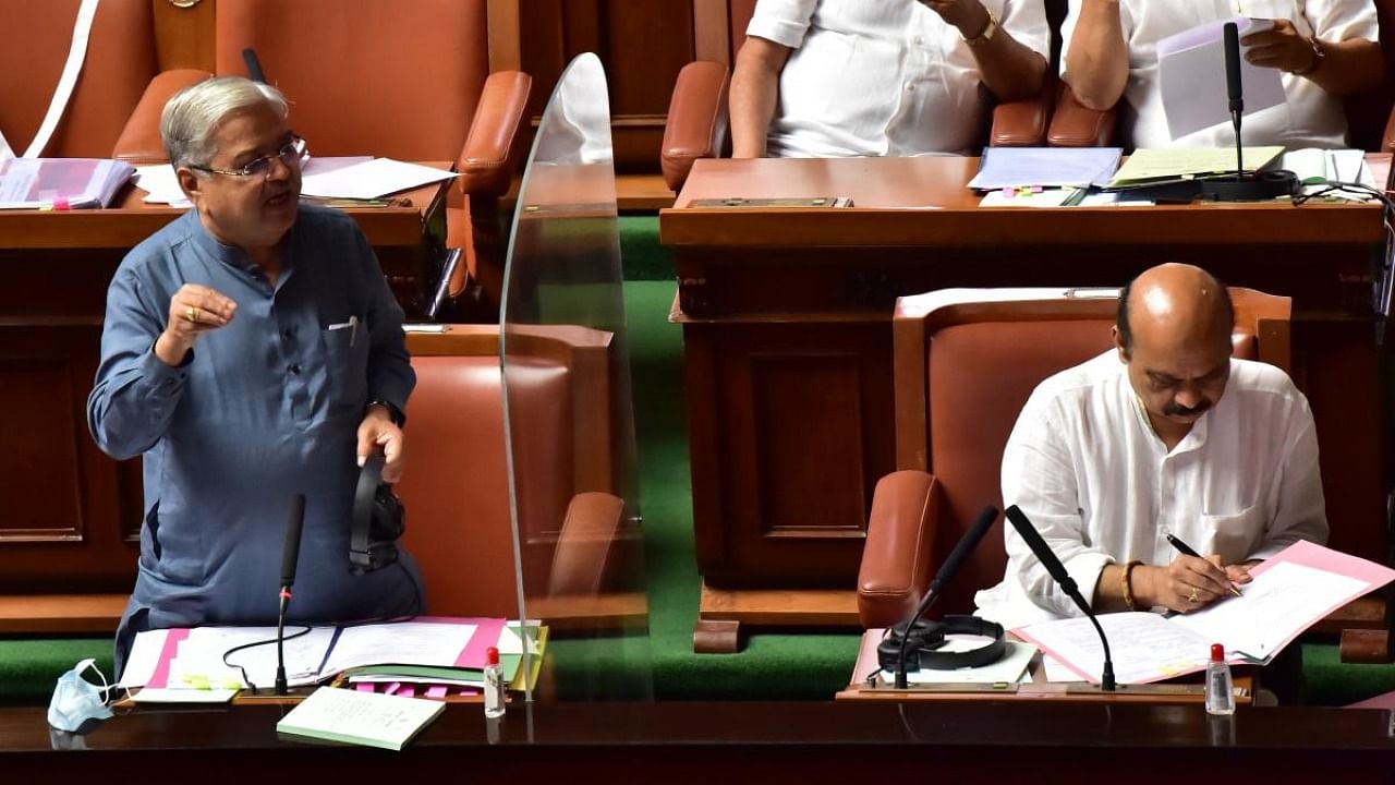 Water Resources Minister Govind Karjol speaks in the Assembly on Tuesday. Chief Minister Basavaraj Bommai is also seen. Credit: DH photo