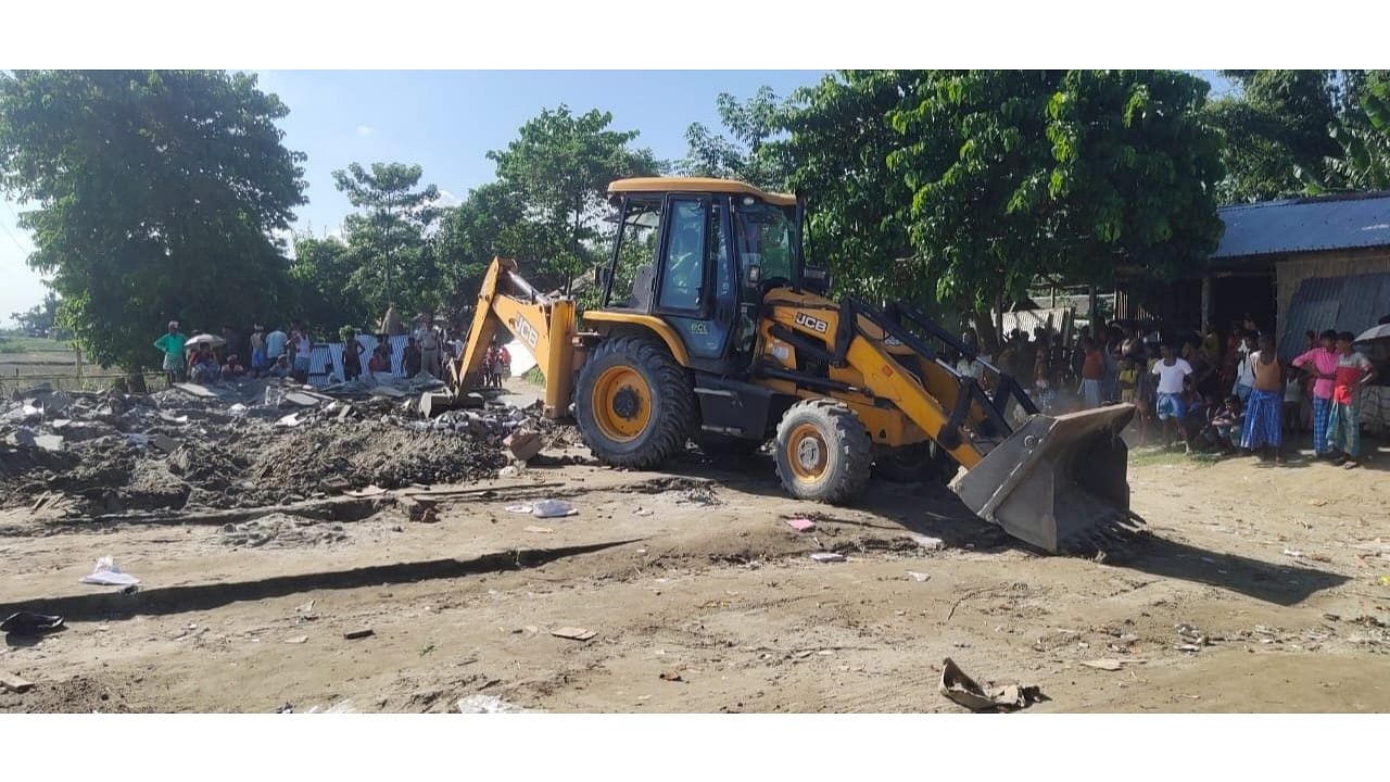 Hundreds of policemen armed with excavators and riot control vehicles reached the spot on Monday following which most residents vacated their houses fearing demolition. Credit: Twitter/@himantabiswa