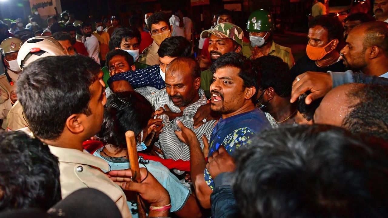 More than a hundred people assembled at the Sanjaynagar police station late on Sunday night, demanding the police hand over the accused to them. Credit: DH Photo