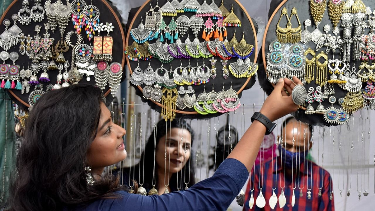 Visitors during an art and handicraft fair at the Chitrakala Parishath in Bengaluru. Credit: DH file photo