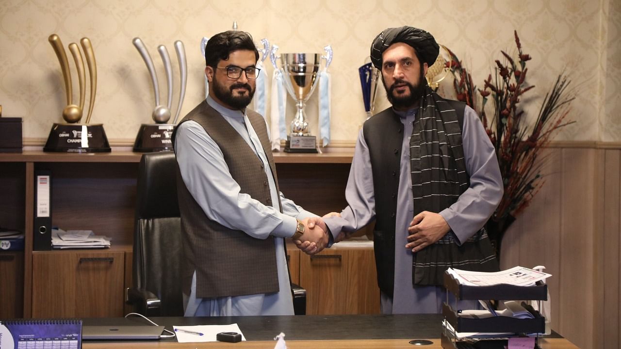 Naseeb Khan and Afghanistan Cricket Board (ACB) Chairman Azizullah Fazli. Credit: Twitter/@ACBofficials