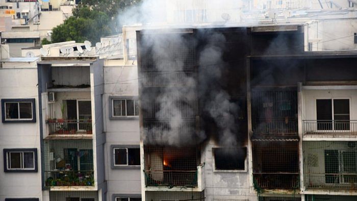 Smoke seen at the Ashrith Aspire apartment during the fire mishap in SBI colony of Bommanahalli limits in Bengaluru. Credit: DH Photo