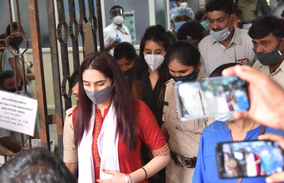 Actors Ragini Dwivedi and Sanjjanaa Galrani (behind), involved in the Sandalwood drug case, being taken for a medical check up by the CCB Police. DH PHOTO/JANARDHAN BK