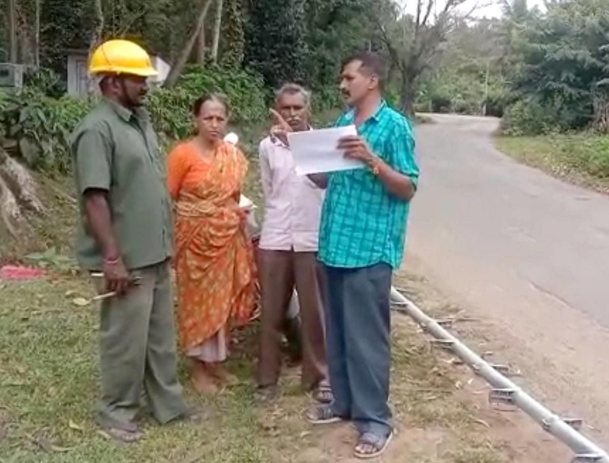 Farmers prevent CESC personnel from disconnecting the electricity supply in Ganagoor.