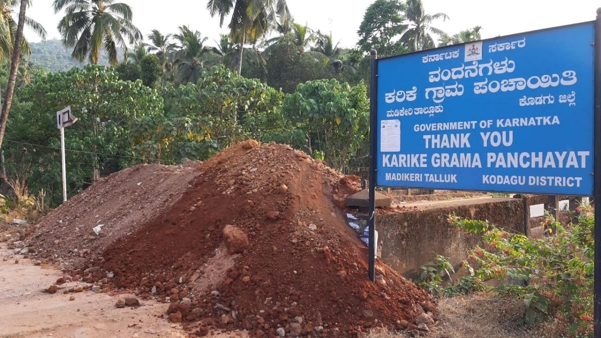 A border road near the Karike check post.