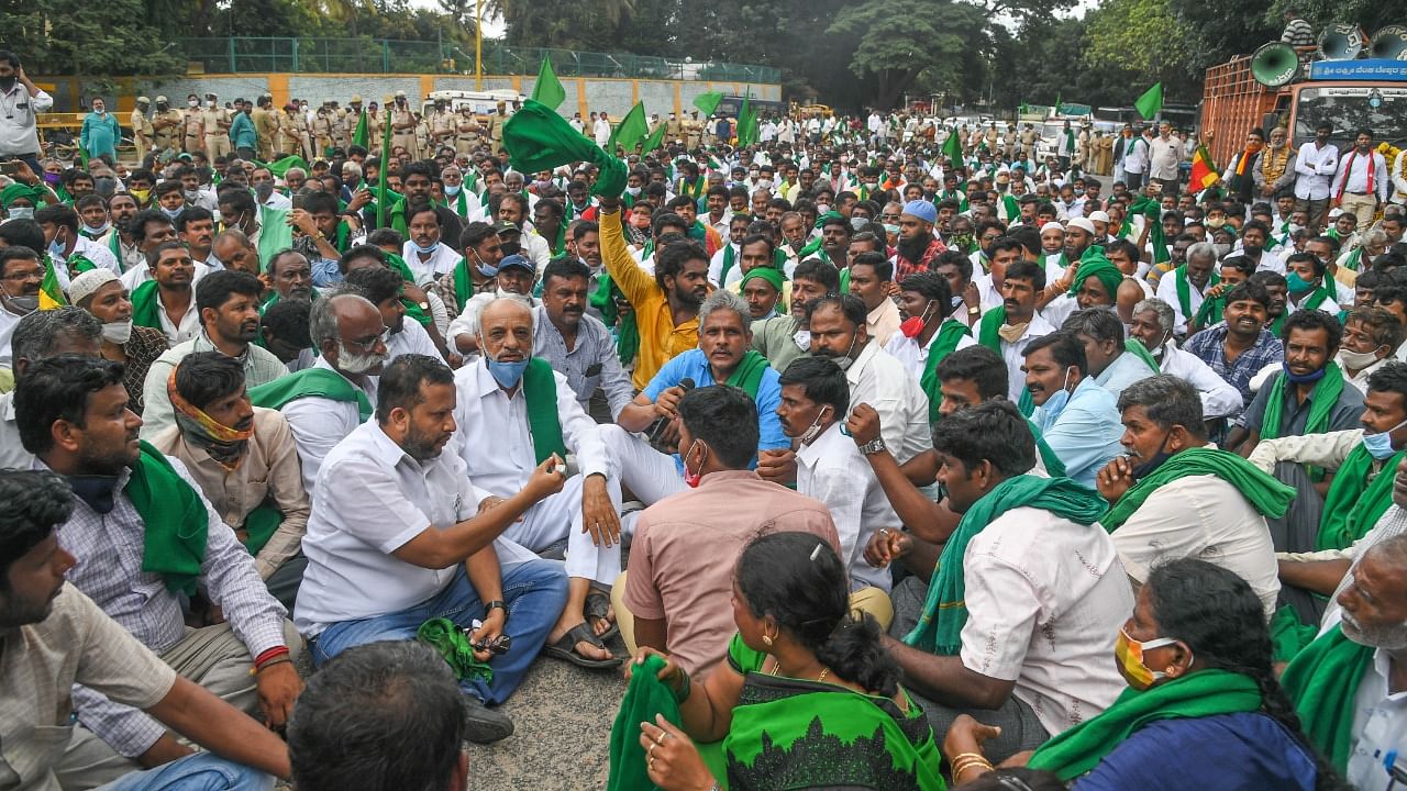 Kodihalli Chandrashekar, President, Basavarajppa, State Farmers Association lead the Farmers staging protest Vidhana Soudha Chalo against state and central government, demanding withdrawal farm bill in front of Freedom Park in Bengaluru on Monday, September 13, 2021. Credit: DH File Photo