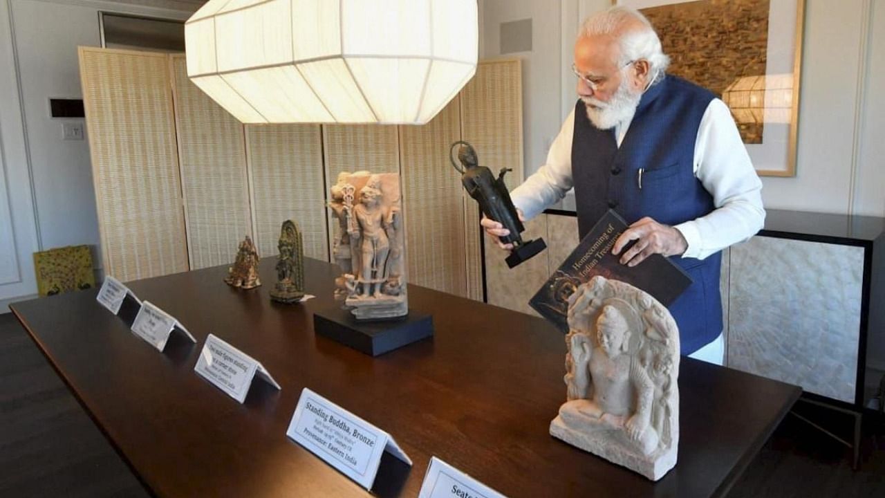 Prime Minister Narendra Modi looks on at artefacts handed over to India by US. Credit: PTI Photo