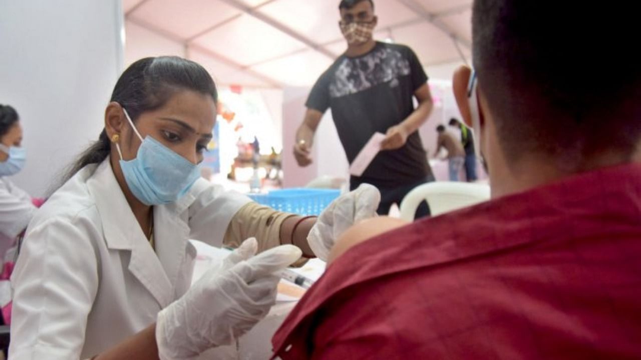 A health worker administers Covid-19 vaccine in Bengaluru on Sunday. Credit: DH Photo