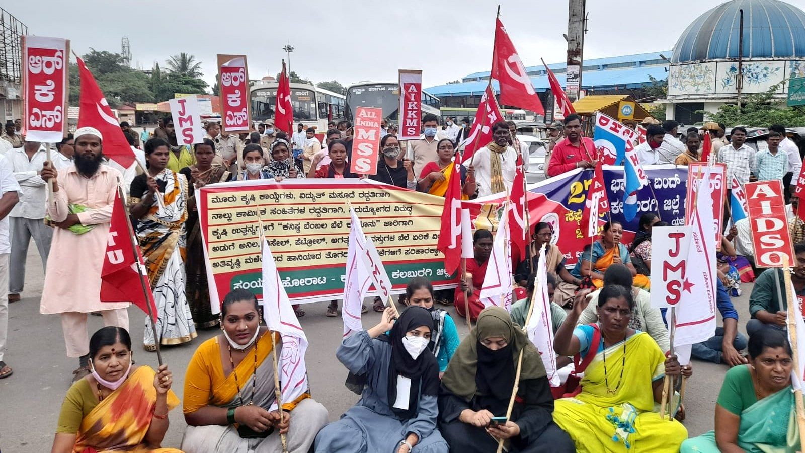 Activists of Samyukta Kisan Morcha (SKM) Karnataka staged a protest near the Central bus stand on Monday. Credit: Special Arrangement/ Manojkumar Guddi