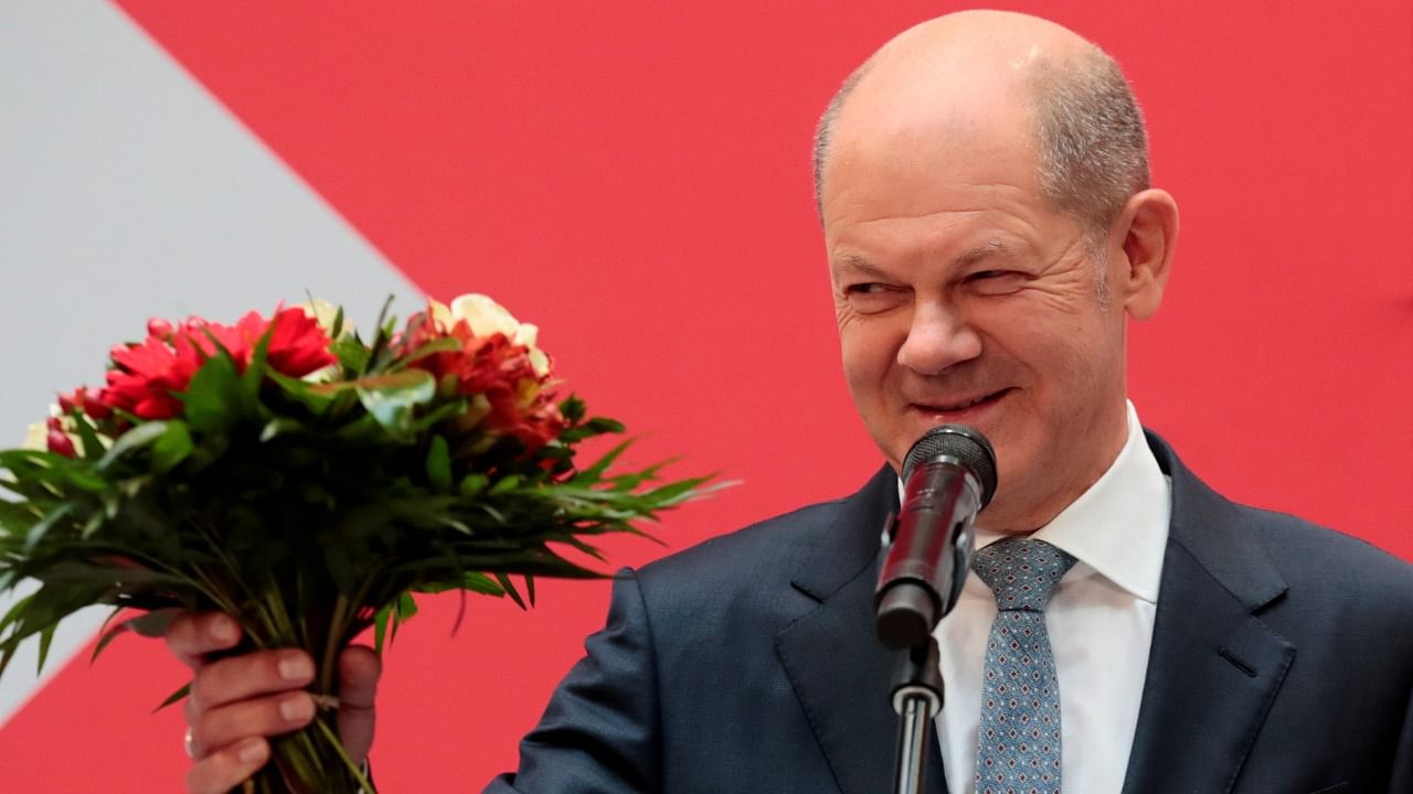 Social Democratic Party (SPD) top candidate for chancellor Olaf Scholz holds a bouquet of flowers at their party leadership meeting, one day after the German general elections, in Berlin, Germany, September 27, 2021. Credit: Reuters Photo