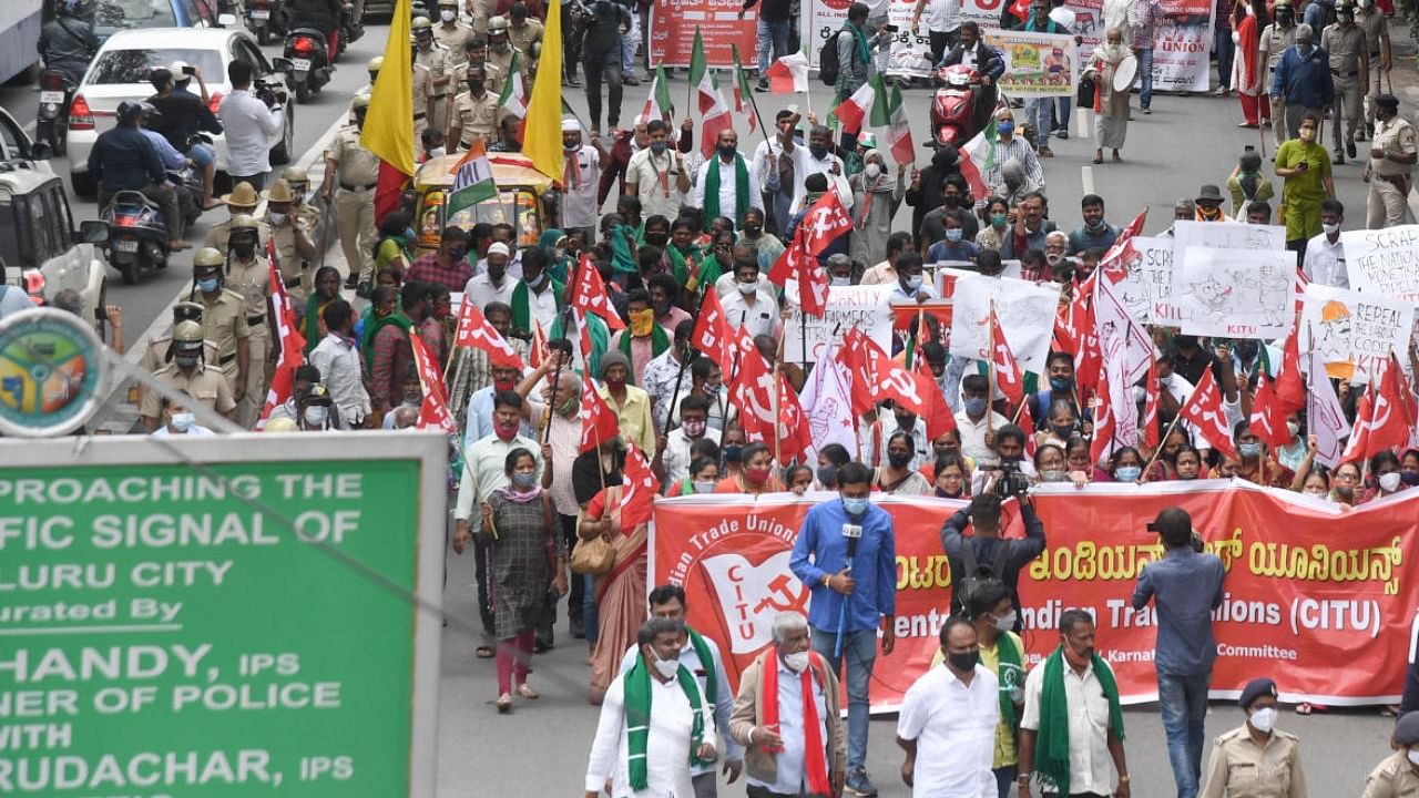 Farmers, activists from various Kannada organisation and Trade Union members take a protest march as part of Bharat Bandh against farm laws, in Bengaluru on Monday. Credit: DH Photo/B H Shivakumar