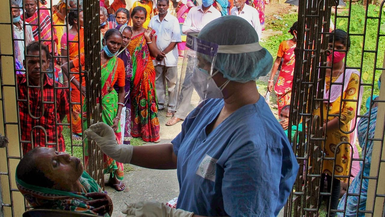 The number of fresh coronavirus cases was recorded at below 20,000 (18,795) in India after 201 days on Tuesday, taking the country's Covid-19 tally to 3,36,97,581. Credit: PTI File Photo