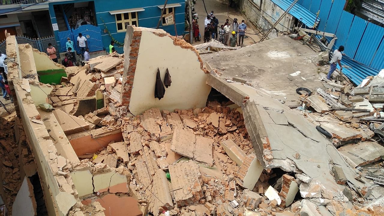 People gather around a three-storey building that collapsed in Lakkasandra, Bengaluru. Credit: DH Photo