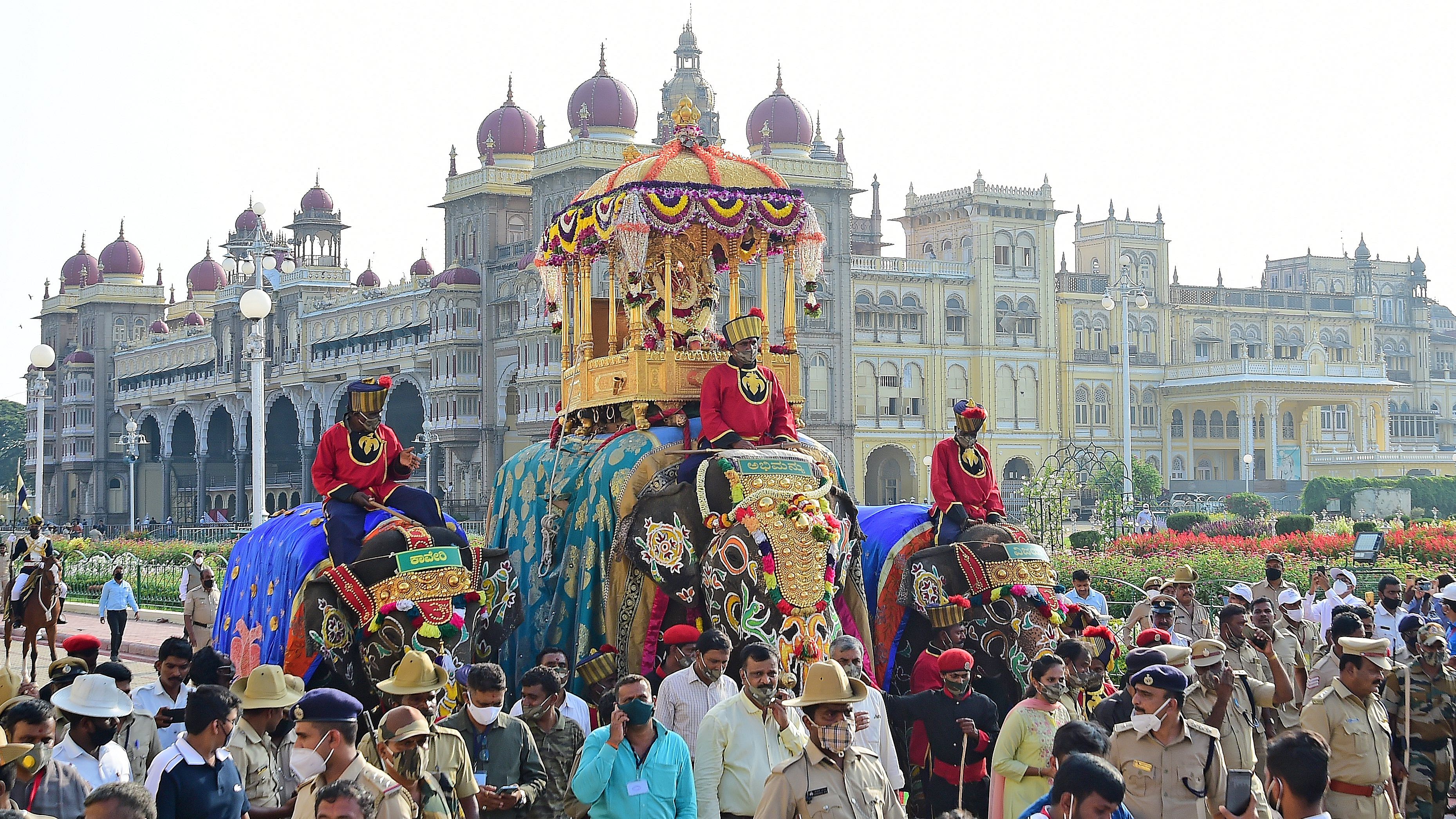 Elephant Abhimanyu takes part in the Jamboo Savari with the golden howdah during Dasara in front of the palace in Mysuru. Credit: DH File Photo