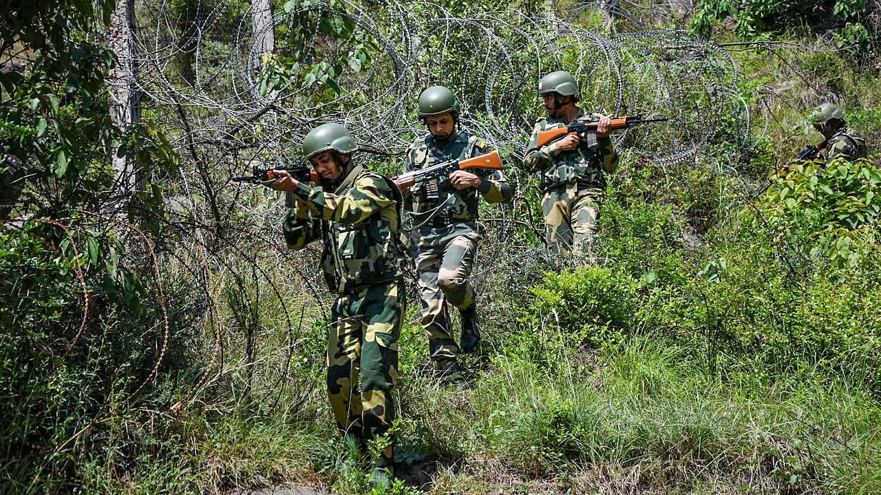 BSF personnel patrol near the Indo-Pak Line of Control in Krishana Ghati sector of Poonch, Thursday, September 2, 2021. Security is tightened along LoC in Poonch after Taliban take over Afghanistan. Credit: PTI Photo