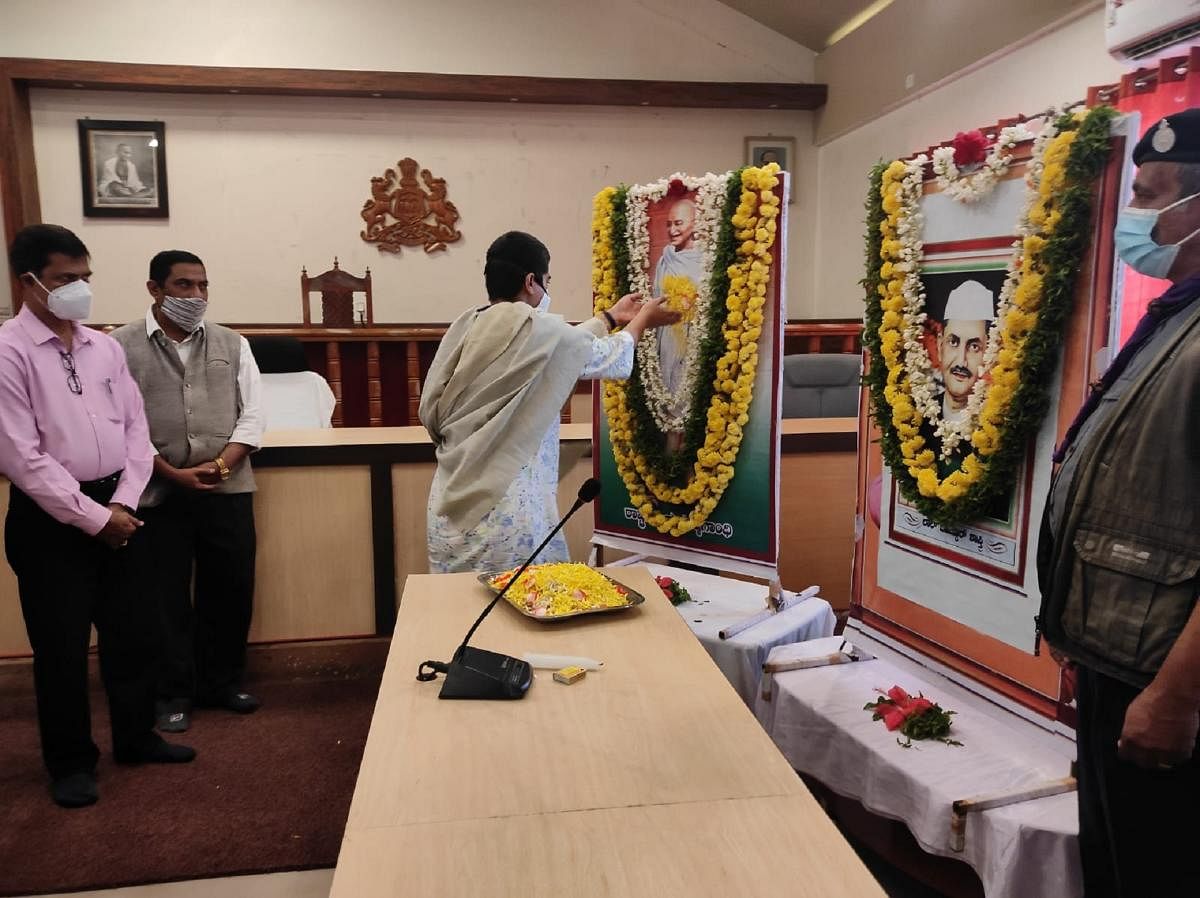 Deputy Commissioner Charulata Somal pays floral tributes to the portraits of Gandhi and Lal Bahadur Shastri at her office in Madikeri on Saturday.