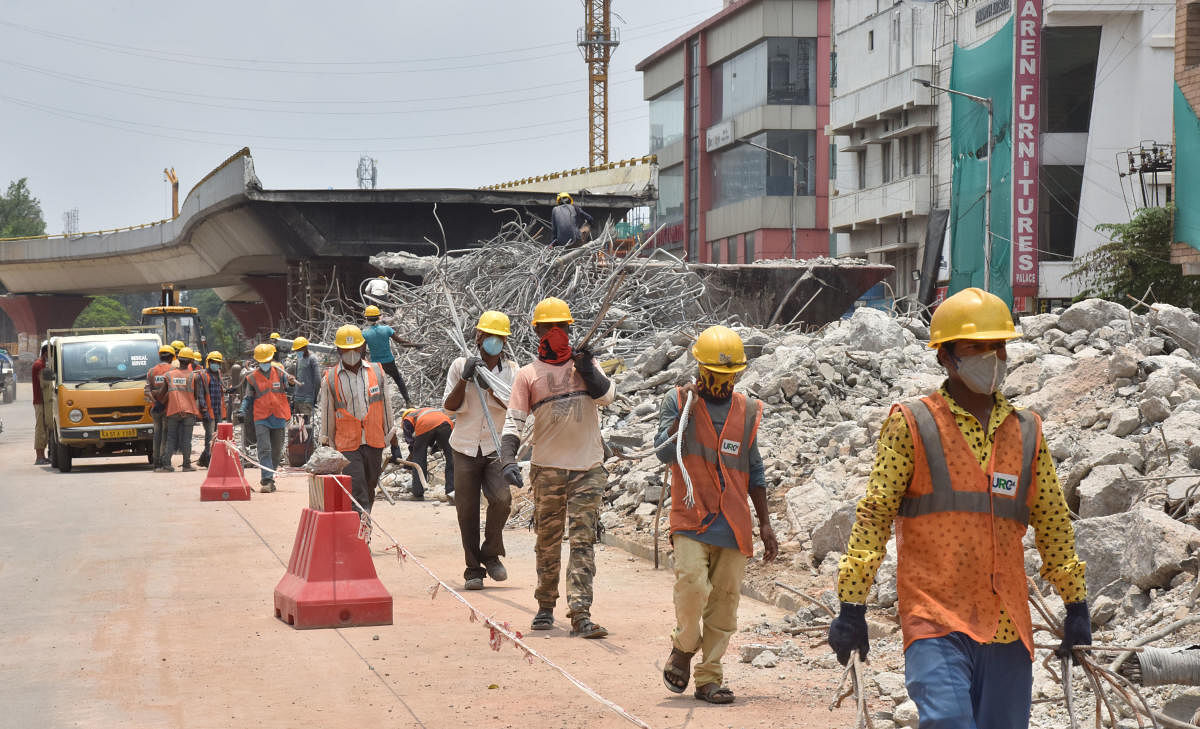 Labourers say they were promised Rs 18,000 for eight hours of work, but received just Rs 12,000 after working for more than 12 hours. Credit: DH FILE/Janardhan B K