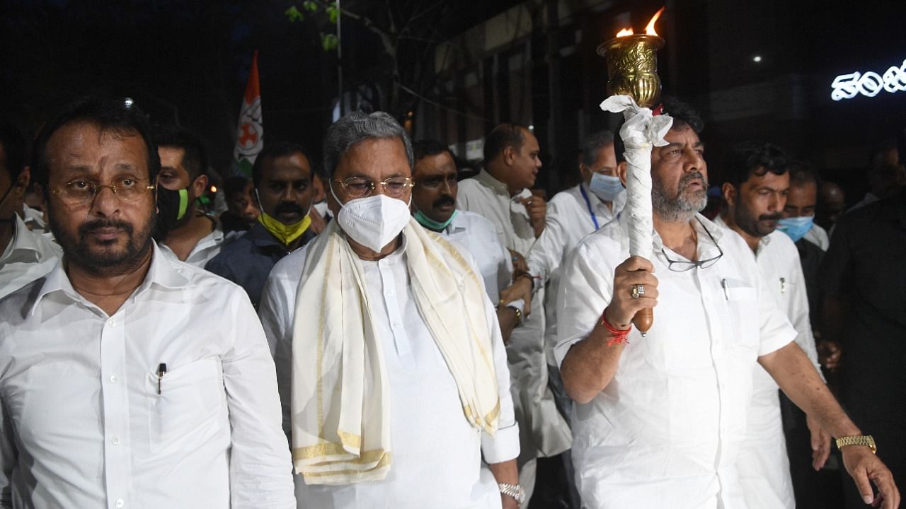 Karnataka Pradesh Congress Committee D K Shivakumar and Leader of Opposition Siddaramaiah take a torch procession condemning the Lakhimpur Kheri incident, in Bengaluru on Monday. Credit: DH Photo/ B H Shivakumar
