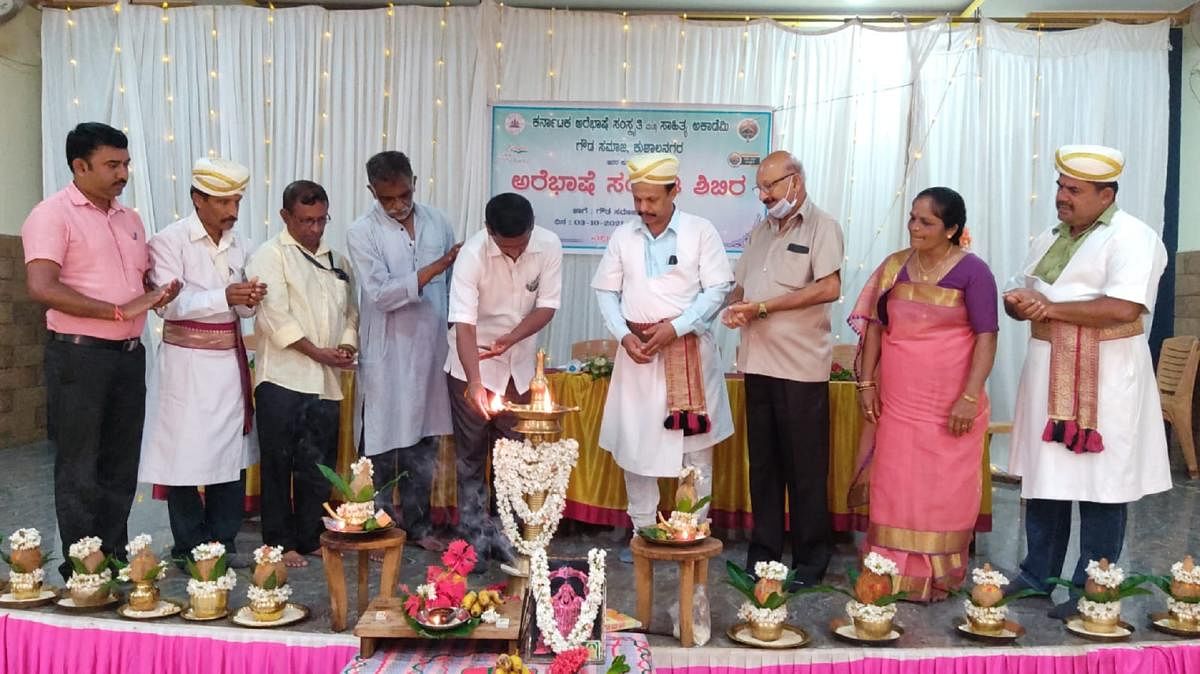 Gowda Samaja president Koorana Prakash inaugurates a camp on Arebhashe culture in Kushalnagar.