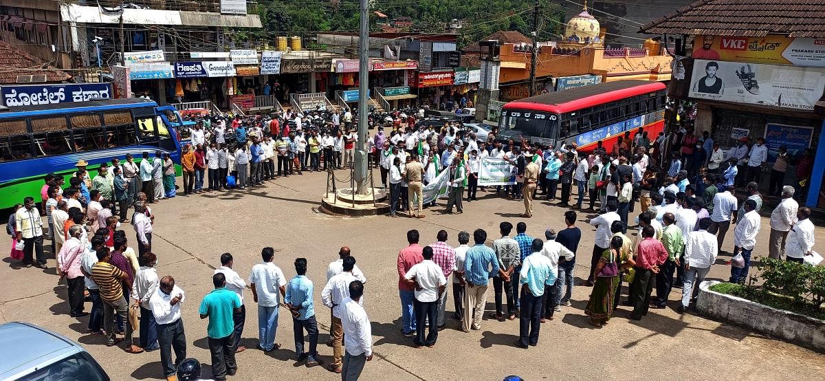 Condemning the disconnection of power to irrigation pump sets by CESC, coffee growers stage a protest at Puttappa Circle in Somwarpet on Monday.