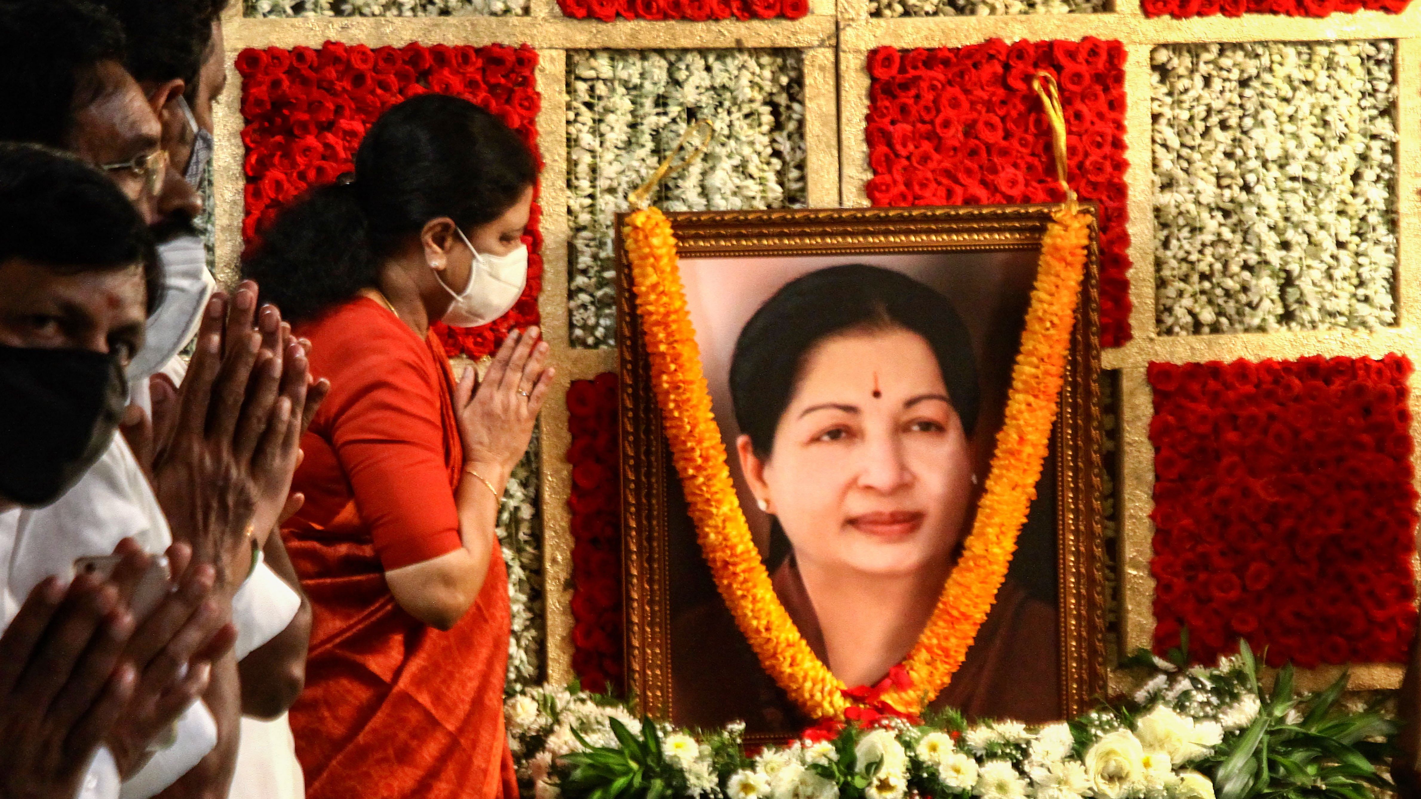 Expelled AIADMK leader VK Sasikala pays floral tribute to former Tamil Nadu Chief Minister late J Jayalalithaa on her birth anniversary. Credit: PTI File Photo