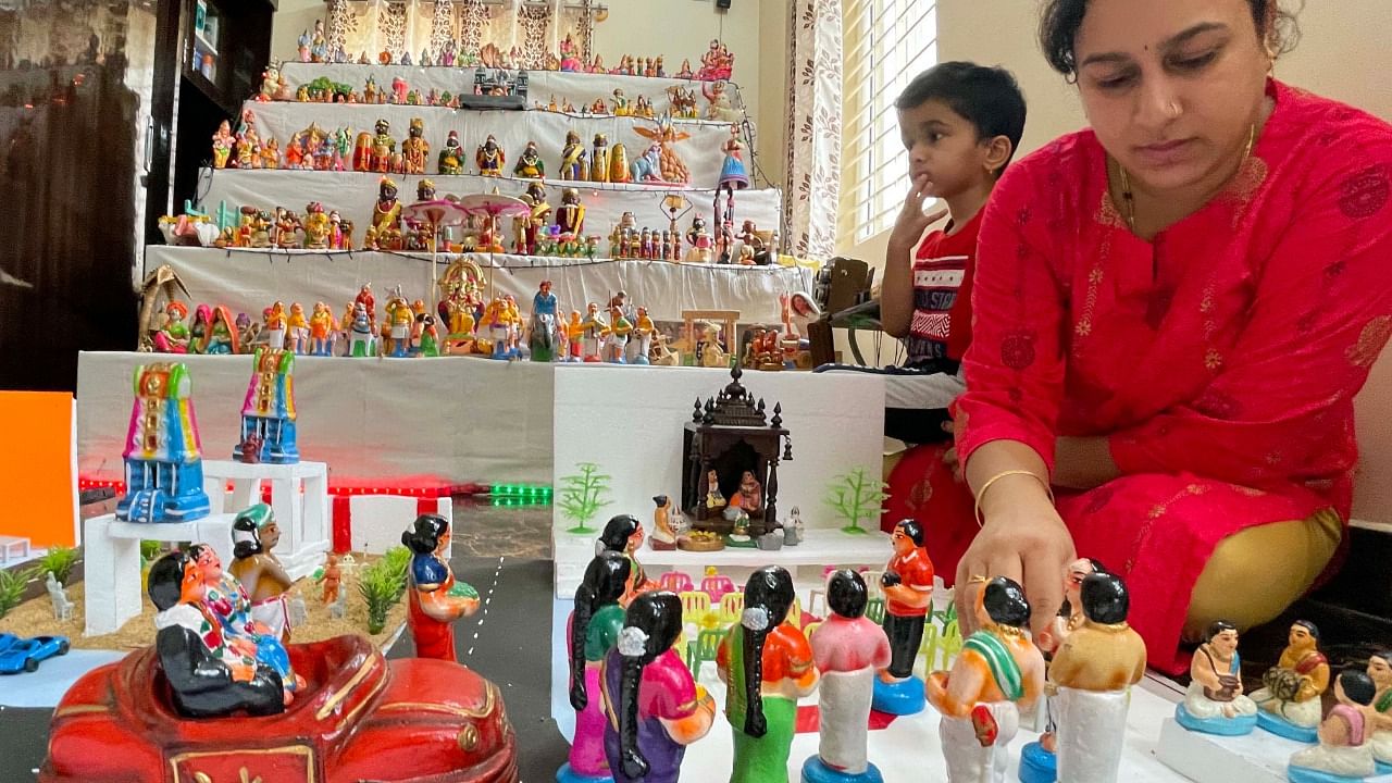 A special concept depicting Covid lockdown and work from home related Dasara doll arrangement by Pavan and his family at Srinagar in Bengaluru. Credit: DH Photo/Pushkar V