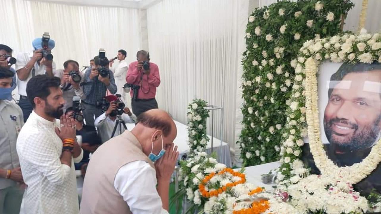 Defence Minister Rajnath Singh, along with Chirag Paswan, pays tribute to Ram Vilas Paswan on first death anniversary. Credit: Twitter/ @LJP4India