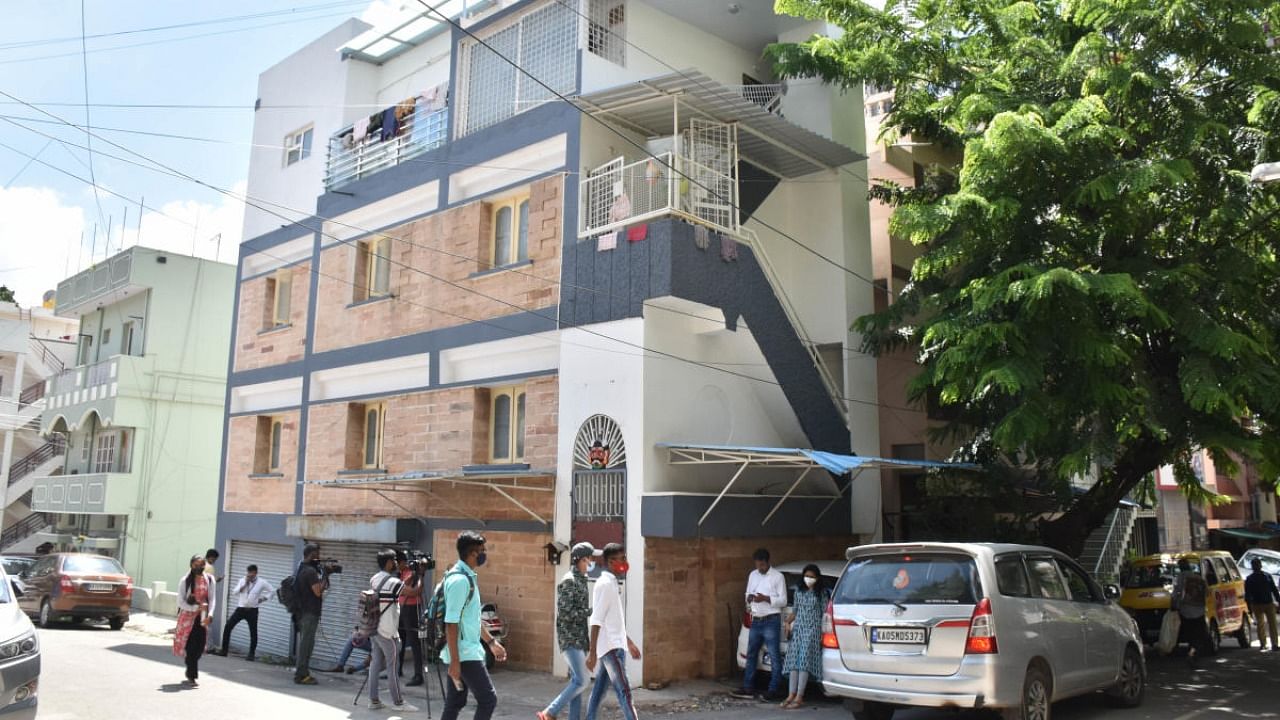 The Income Tax (I-T) officials conduct raid on the house of Umesh, a former personal assistant of former chief minister B S Yeddiyurappa, at Rajajinagar in Bengaluru on Thursday. Credit: DH Photo/B K Janardhan