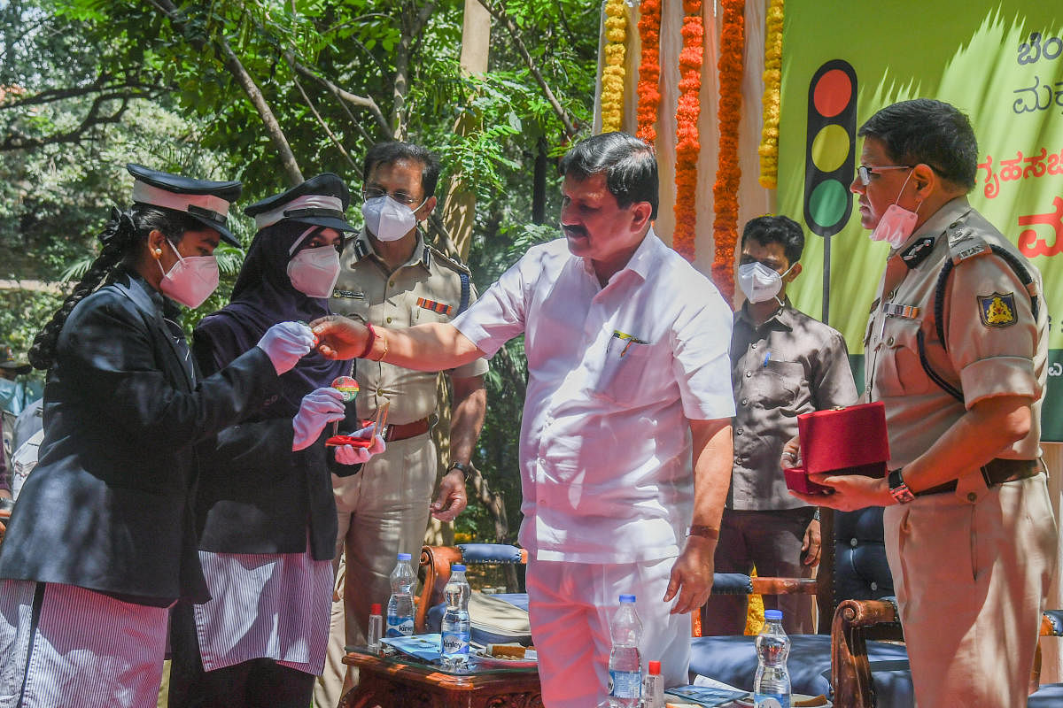 Araga Jnanendra interacts with school children. Credit: DH Photo