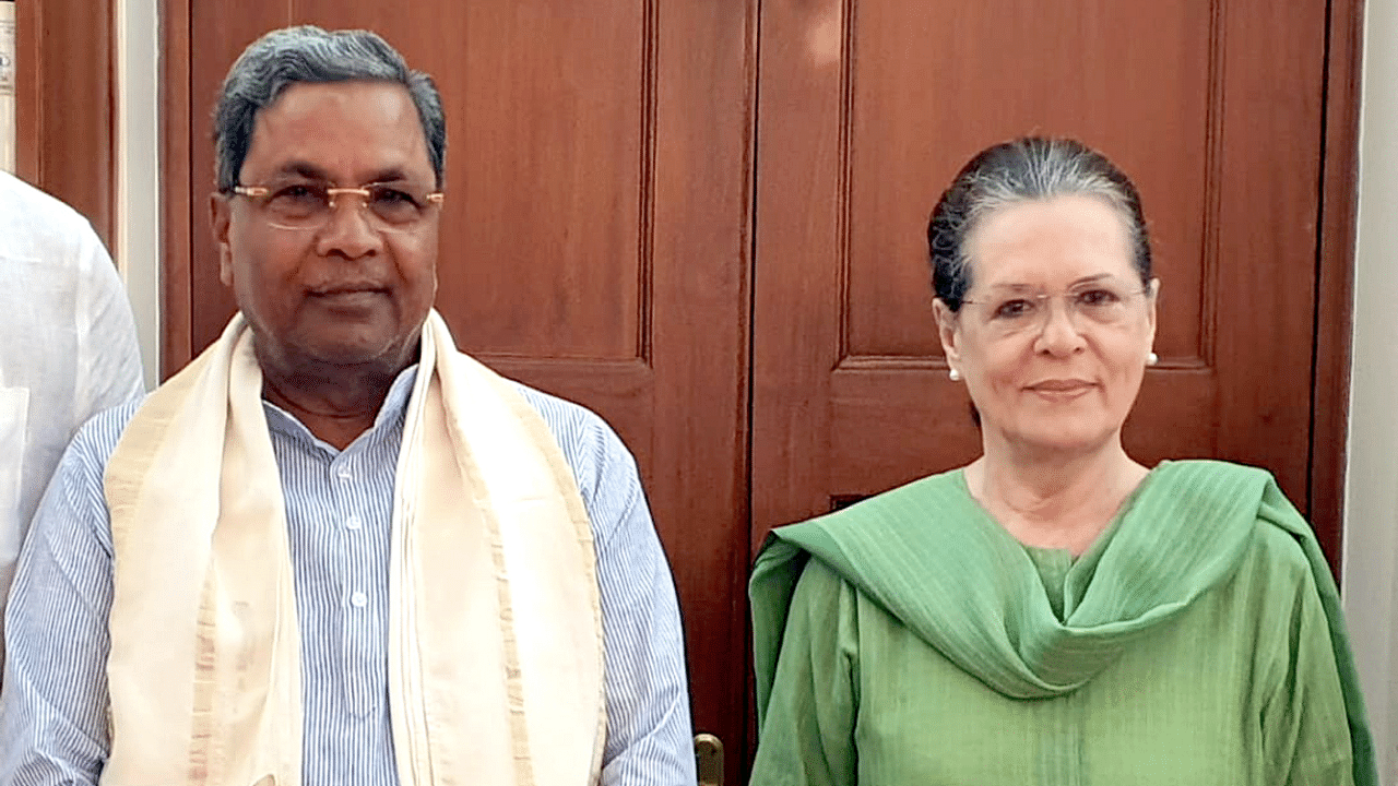 Former Karnataka Chief Minister Siddaramaiah and Congress President Sonia Gandhi. Credit: DH File Photo