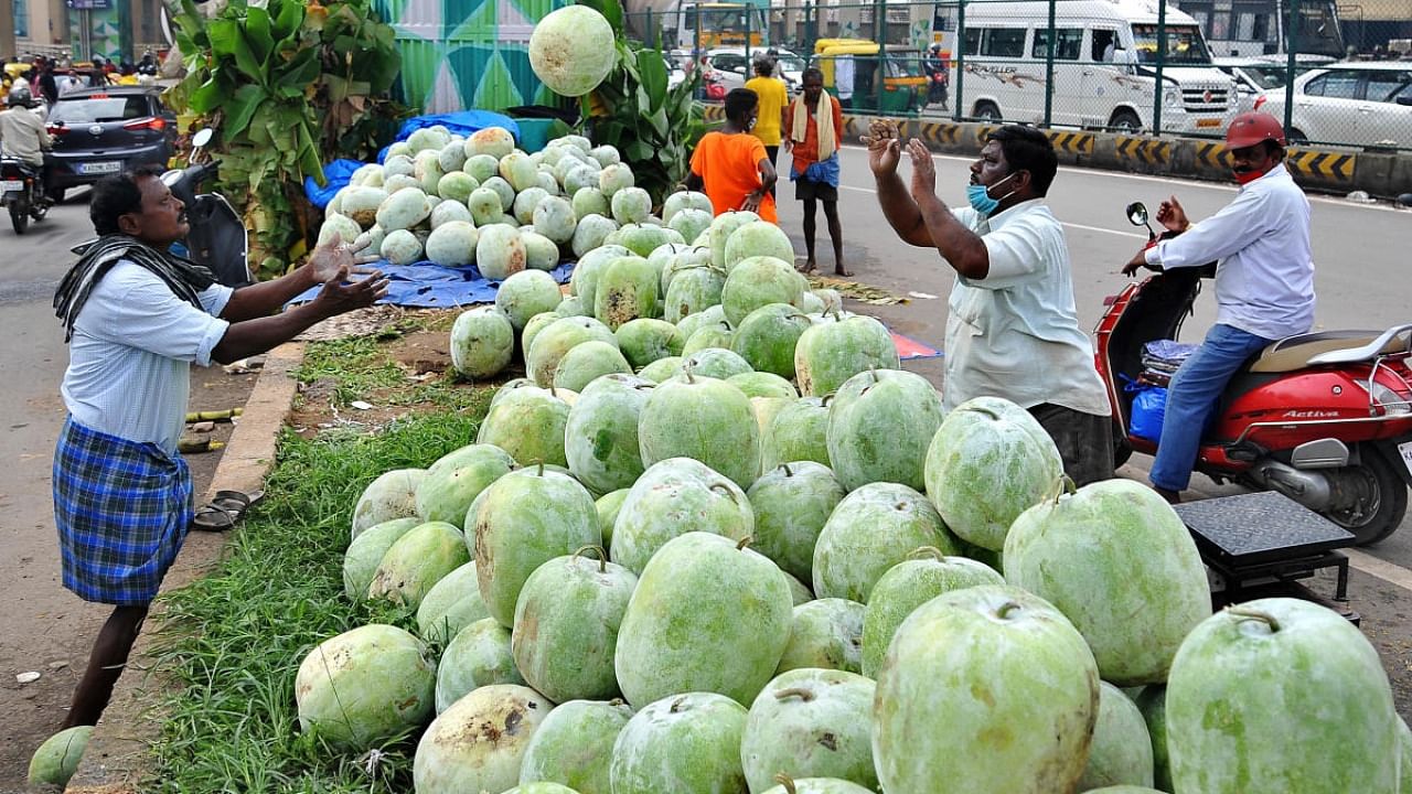Prices of most vegetables in Kalasipalya market have risen by 50%, according to vegetable traders. Credit: DH Photo