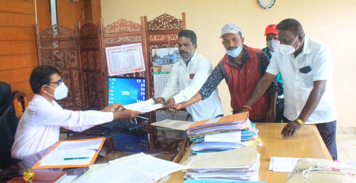 Members of the United Plantation Workers' Union submitted a memorandum to Additional Deputy Commissioner Raju Mogaveera in Madikeri.